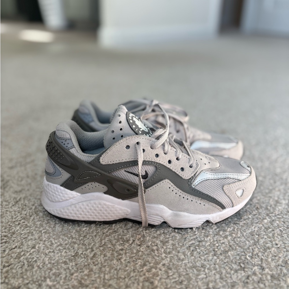 Nike Kids Sneakers in Gray and Cream